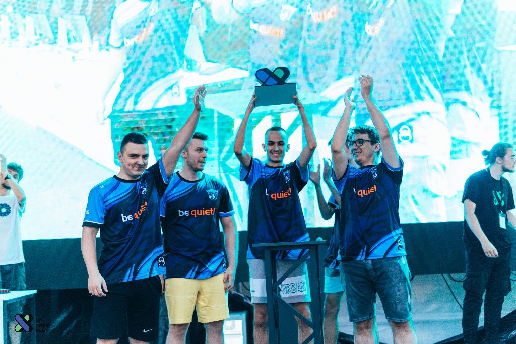 BLUEJAYS Sports mit Pokal auf der Bühne