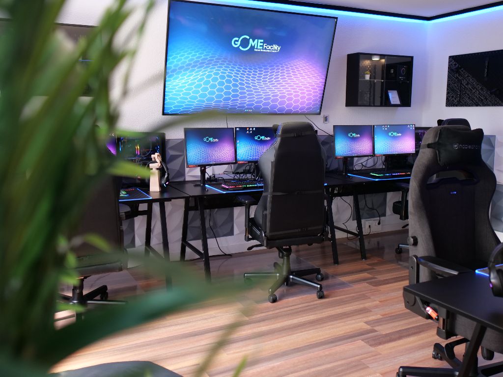 Trainingsfläche der GOME Facility mit Gaming-Setups